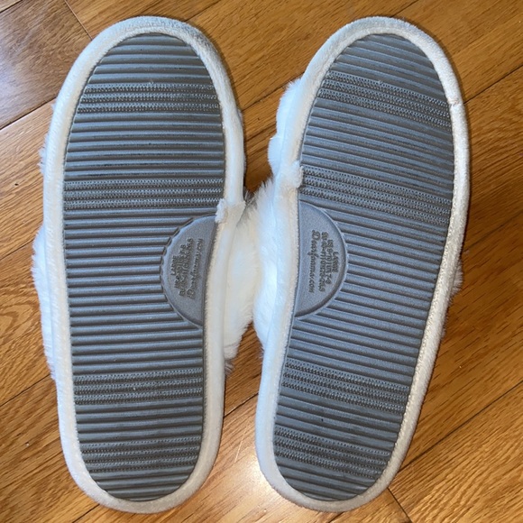 Dearfoams Woman’s White Fuzzy Slippers Size Large 9-10 - Picture 2 of 5